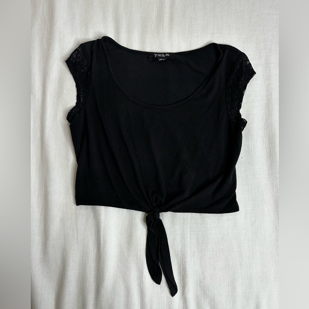 Black lace short sleeve crop top Tela